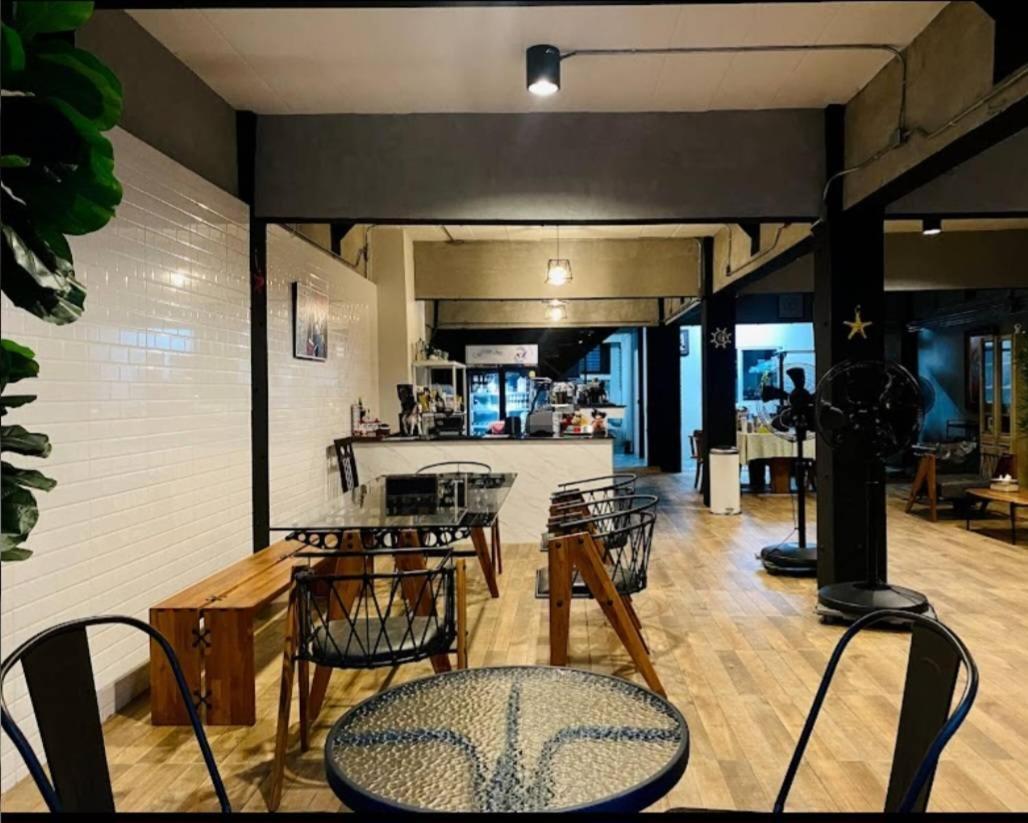 Captain Joe Cafe & Hostel Hua Hin Ngoại thất bức ảnh